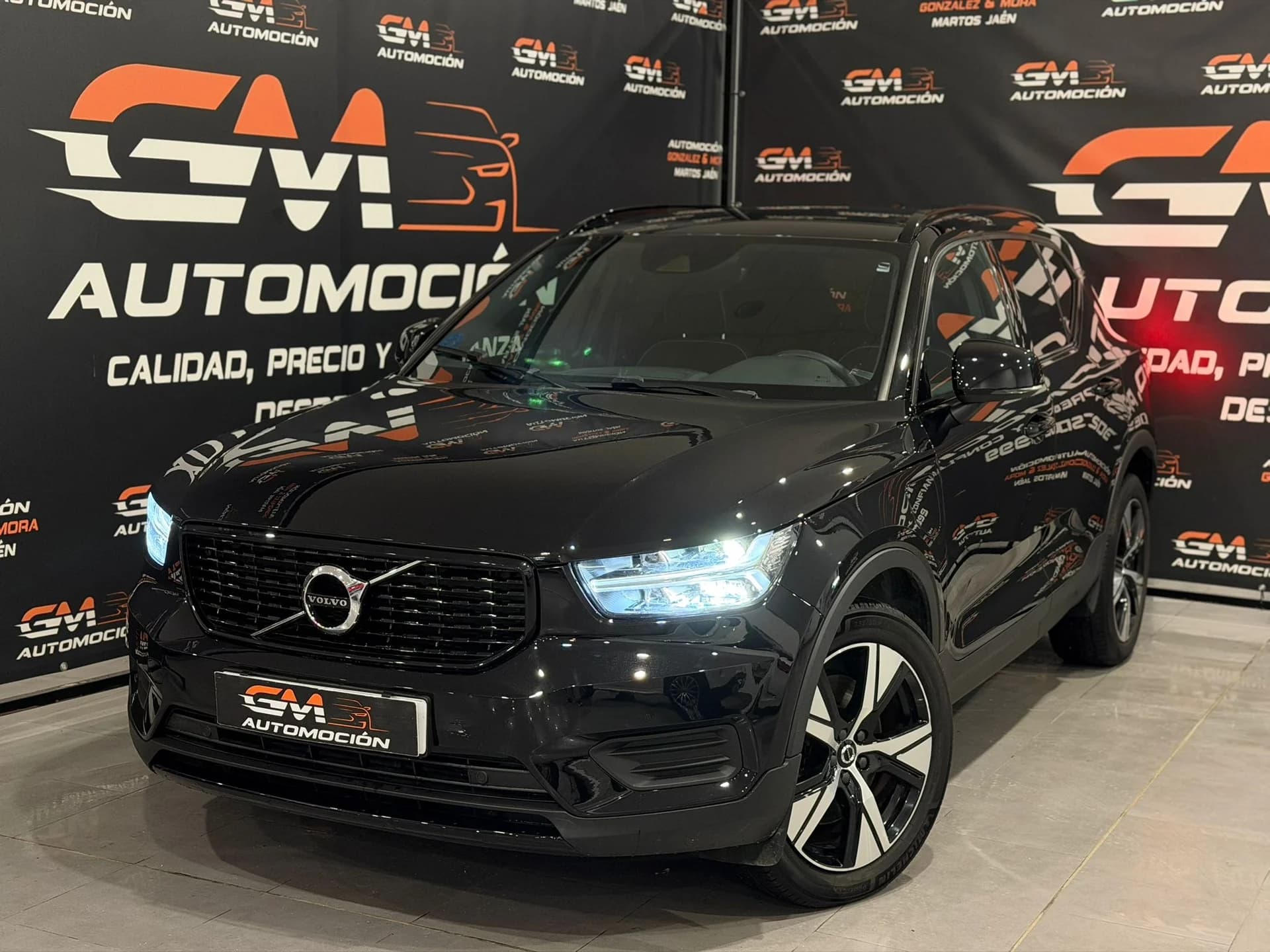 Volvo XC40 1.5 T5 Twin Recharge R-Design Auto — Negro, en GM Automoción